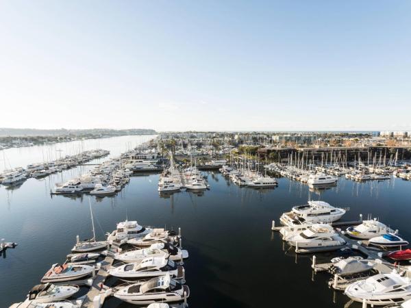 The Ritz-Carlton, Marina del Rey : photo 4 de la chambre chambre avec lit king-size et balcon - vue sur port de plaisance 