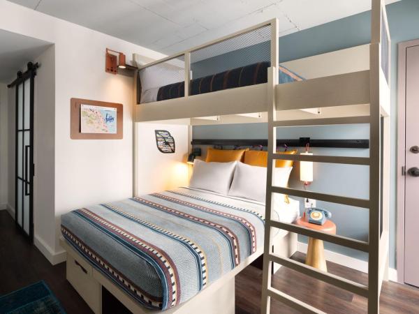 Moxy Halifax Downtown : photo 2 de la chambre chambre triple standard