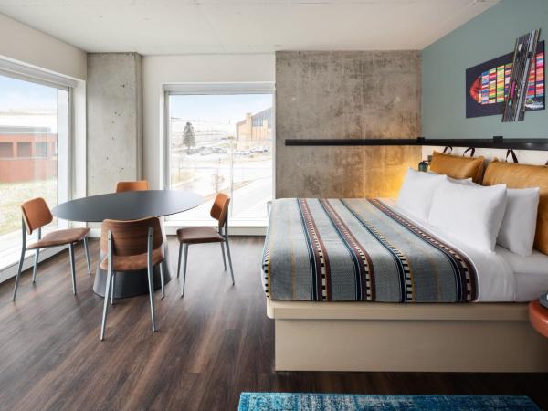 Moxy Halifax Downtown : photo 2 de la chambre large corner king studio with partial city view