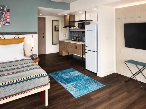 Moxy Halifax Downtown : photo 3 de la chambre large corner king studio with partial city view