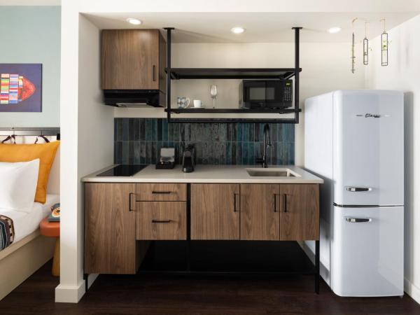 Moxy Halifax Downtown : photo 5 de la chambre studio lit queen-size 