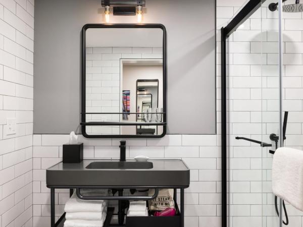 Moxy Halifax Downtown : photo 7 de la chambre studio lit queen-size 