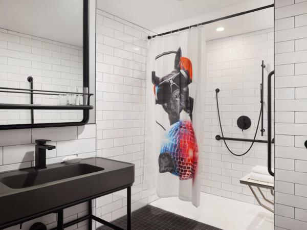 Moxy Halifax Downtown : photo 5 de la chambre chambre lit queen-size 