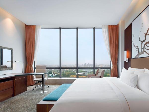 The Westin Kolkata Rajarhat : photo 2 de la chambre chambre lit king-size de luxe avec baignoire