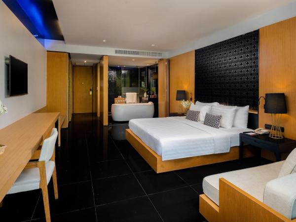 Ramada Resort by Wyndham Khao Lak : photo 4 de la chambre chambre lit king-size deluxe avec bain à remous