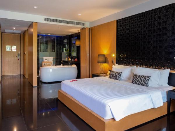 Ramada Resort by Wyndham Khao Lak : photo 3 de la chambre chambre lit king-size deluxe avec bain à remous