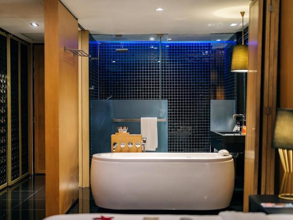 Ramada Resort by Wyndham Khao Lak : photo 9 de la chambre chambre lanai deluxe avec avec lit king-size et bain à remous 
