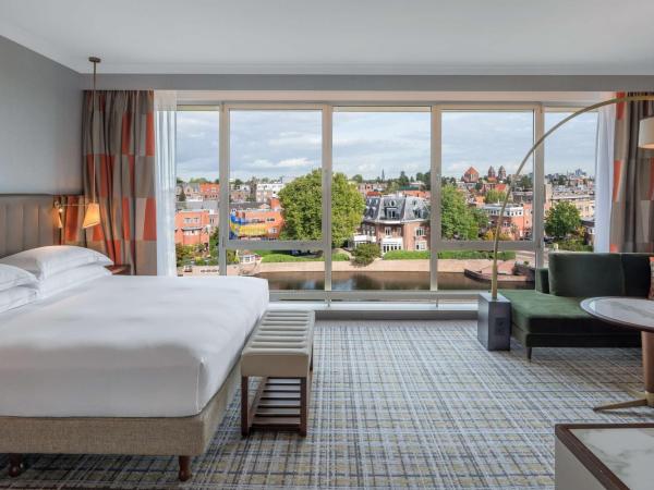 Hilton Amsterdam : photo 5 de la chambre suite junior lit king-size - vue sur le canal
