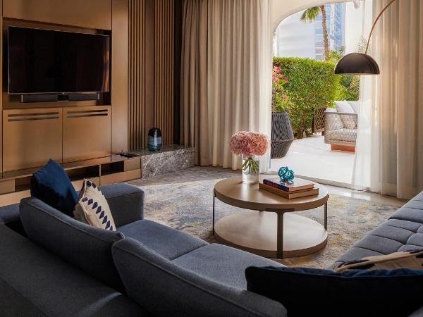 Jumeirah Beach Hotel Dubai : photo 3 de la chambre suite jardin familiale avec terrasse privée - comprend l'accès direct au complexe, le petit-déjeuner et le goûter quotidiens, des boissons et canapés en soirée, l'accès au salon club avec des rafraîchissements toute la journée et l'accès au parc