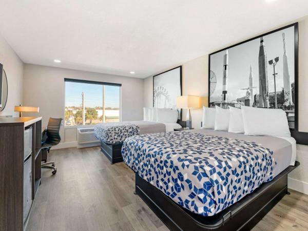 Super 8 by Wyndham Orlando Near Florida Mall : photo 1 de la chambre double room with two double beds/interior corridor - non-smoking