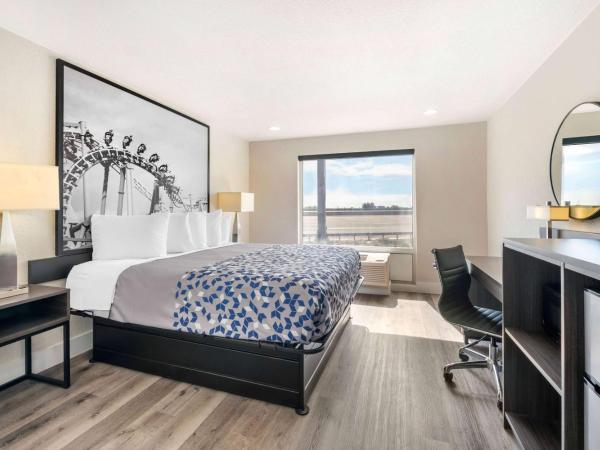 Super 8 by Wyndham Orlando Near Florida Mall : photo 1 de la chambre king room - top floor/non-smoking