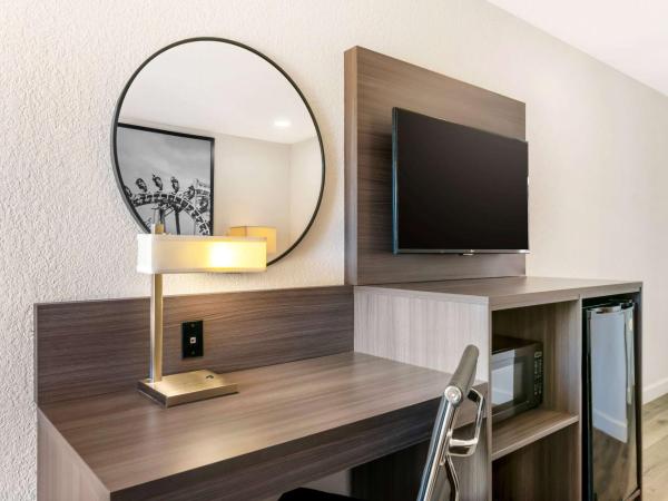 Super 8 by Wyndham Orlando Near Florida Mall : photo 2 de la chambre king room - top floor/non-smoking