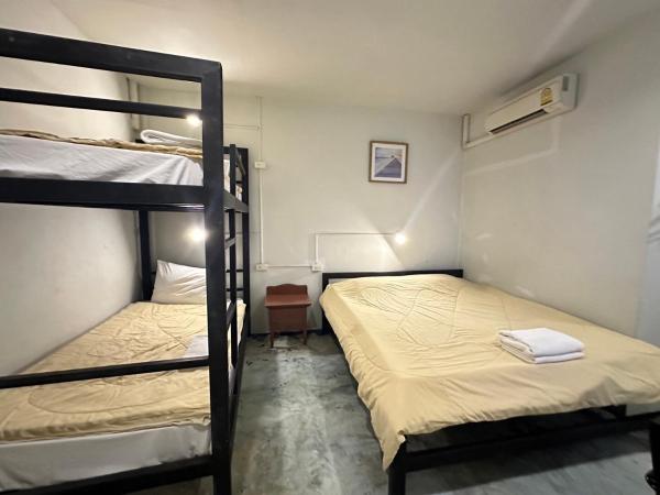 OYO 75472 GOTUM Hostel 2 & Money Exchange : photo 8 de la chambre suite 2 chambres