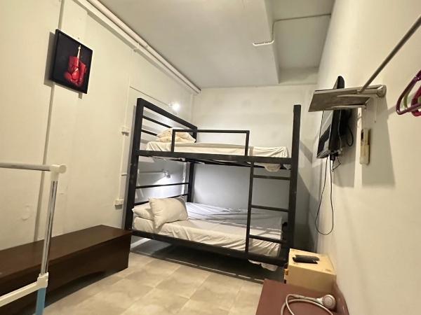 OYO 75472 GOTUM Hostel 2 & Money Exchange : photo 1 de la chambre lit dans dortoir mixte de 4 lits
