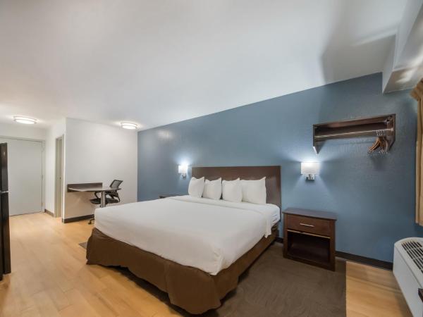 HomeTowne Studios by Red Roof San Antonio - SeaWorld Northwest : photo 4 de la chambre studio lit king-size - non-fumeurs