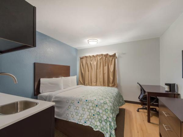 HomeTowne Studios by Red Roof San Antonio - SeaWorld Northwest : photo 6 de la chambre studio lit queen-size - non-fumeurs