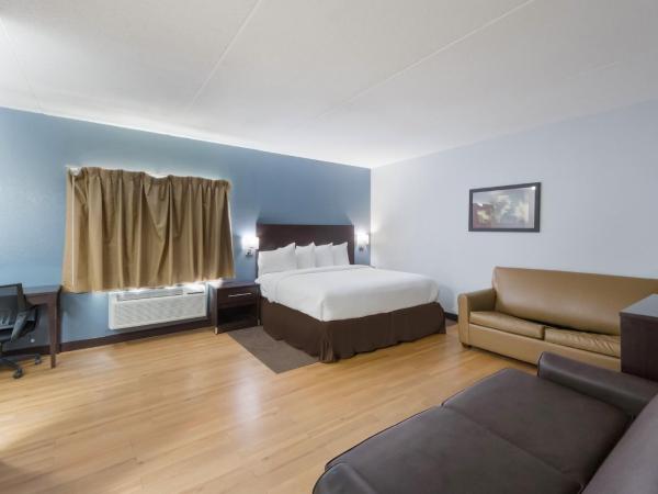 HomeTowne Studios by Red Roof San Antonio - SeaWorld Northwest : photo 4 de la chambre suite studio king room non-smoking