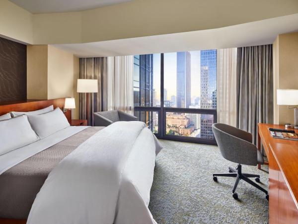 The Westin Bonaventure Hotel & Suites, Los Angeles : photo 1 de la chambre chambre lit king-size - vue sur ville