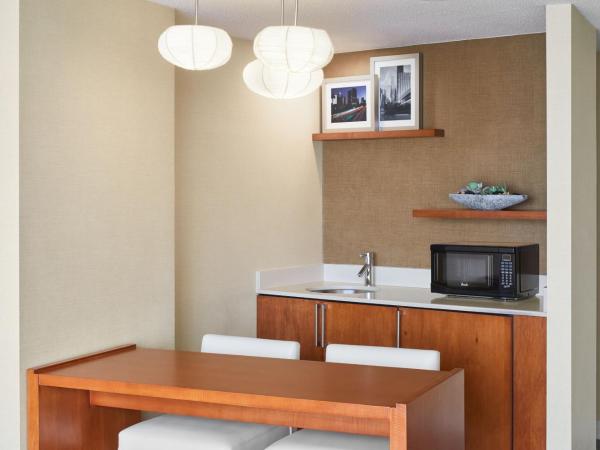 The Westin Bonaventure Hotel & Suites, Los Angeles : photo 4 de la chambre suite redondo 1 chambre avec lit king-size et canapé-lit - vue sur ville