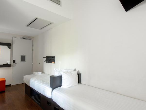 easyHotel Amsterdam City Centre South : photo 6 de la chambre chambre quadruple - accessible aux personnes à mobilité réduite