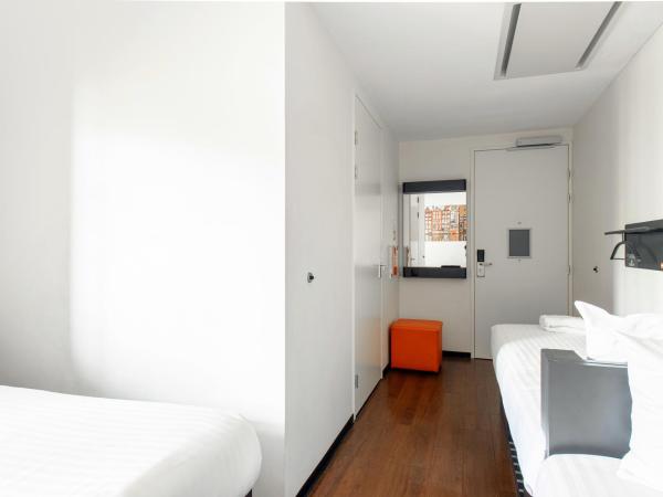 easyHotel Amsterdam City Centre South : photo 5 de la chambre chambre quadruple - accessible aux personnes à mobilité réduite