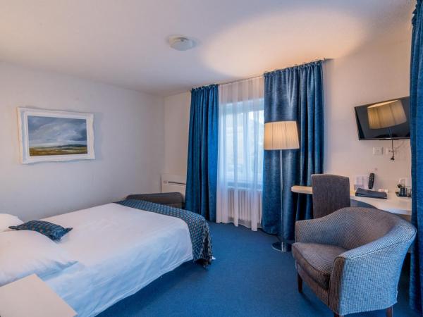 Touring au Lac : photo 3 de la chambre hébergement lit queen-size supérieur côté port