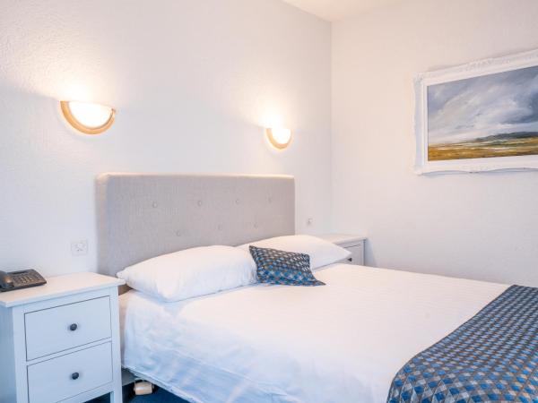 Touring au Lac : photo 1 de la chambre hébergement lit queen-size supérieur côté port