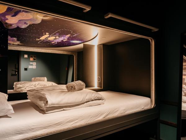 Capsule Hotel - Chapter Lucerne : photo 1 de la chambre capsule Étage inférieur - accessible aux personnes à mobilité réduite et en fauteuil roulant