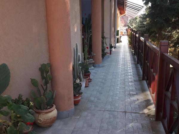 Kenézy Lux Apartman Vendégház : photo 10 de la chambre chambre triple avec salle de bains privative