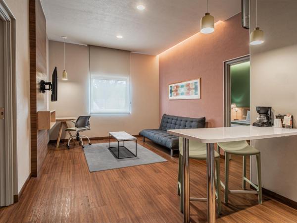 City Express Suites by Marriott Queretaro : photo 1 de la chambre two-bedroom suite with one king and two double beds with sofa bed and kitchenette