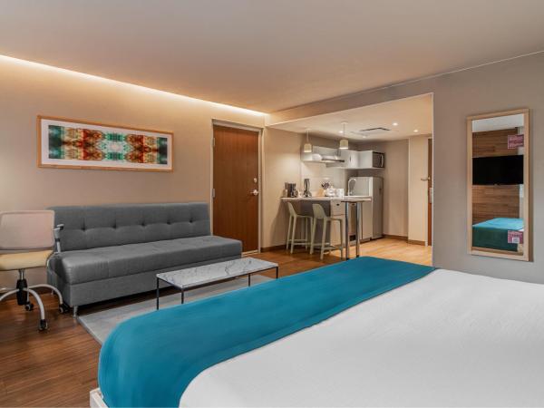 City Express Suites by Marriott Queretaro : photo 1 de la chambre suite lit king-size avec canapé-lit