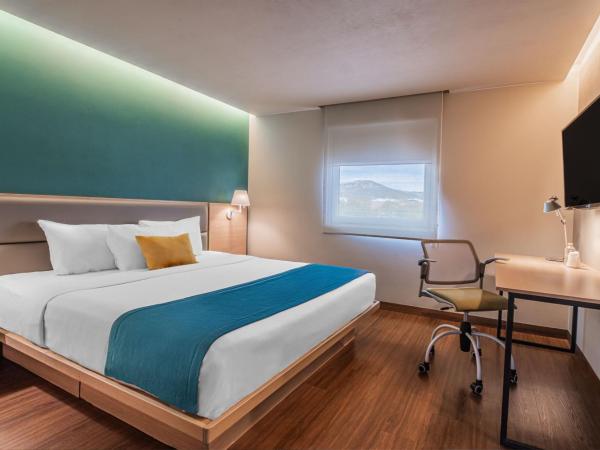 City Express Suites by Marriott Queretaro : photo 2 de la chambre two-bedroom suite with one king and two double beds with sofa bed and kitchenette
