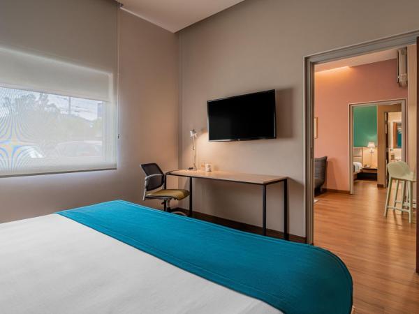 City Express Suites by Marriott Queretaro : photo 4 de la chambre two-bedroom suite with one king and two double beds with sofa bed and kitchenette