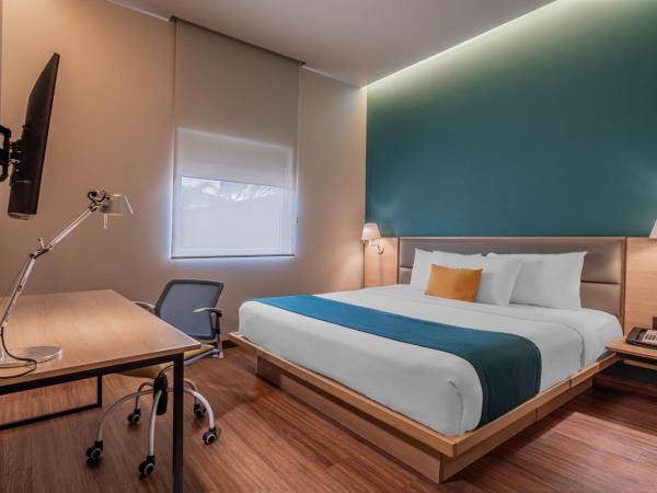 City Express Suites by Marriott Queretaro : photo 5 de la chambre two-bedroom suite with one king and two double beds with sofa bed and kitchenette