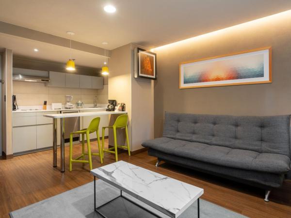 City Express Suites by Marriott Queretaro : photo 3 de la chambre junior double suite with two double beds and sofa bed