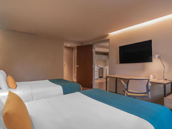 City Express Suites by Marriott Queretaro : photo 4 de la chambre junior double suite with two double beds and sofa bed