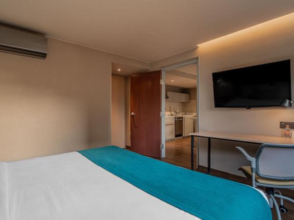 City Express Suites by Marriott Queretaro : photo 3 de la chambre suite junior lit king-size avec canapé-lit