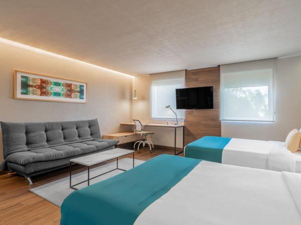 City Express Suites by Marriott Queretaro : photo 1 de la chambre suite double avec 2 lits doubles et canapé-lit
