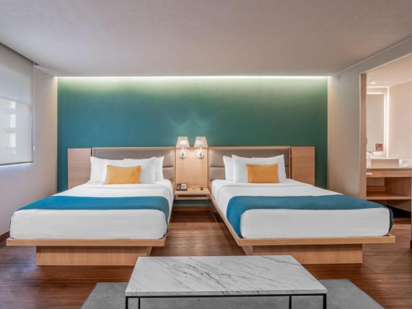 City Express Suites by Marriott Queretaro : photo 2 de la chambre suite double avec 2 lits doubles et canapé-lit