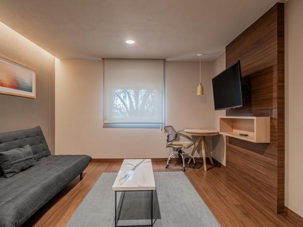 City Express Suites by Marriott Queretaro : photo 5 de la chambre junior double suite with two double beds and sofa bed