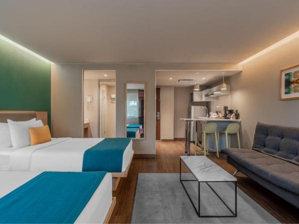 City Express Suites by Marriott Queretaro : photo 4 de la chambre suite double avec 2 lits doubles et canapé-lit