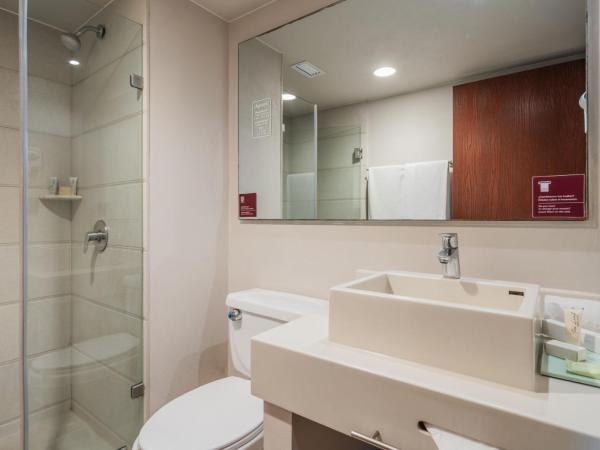 City Express Suites by Marriott Queretaro : photo 9 de la chambre two-bedroom suite with one king and two double beds with sofa bed and kitchenette