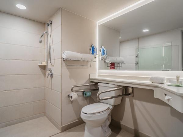 City Express Suites by Marriott Queretaro : photo 4 de la chambre suite lit king-size avec canapé-lit