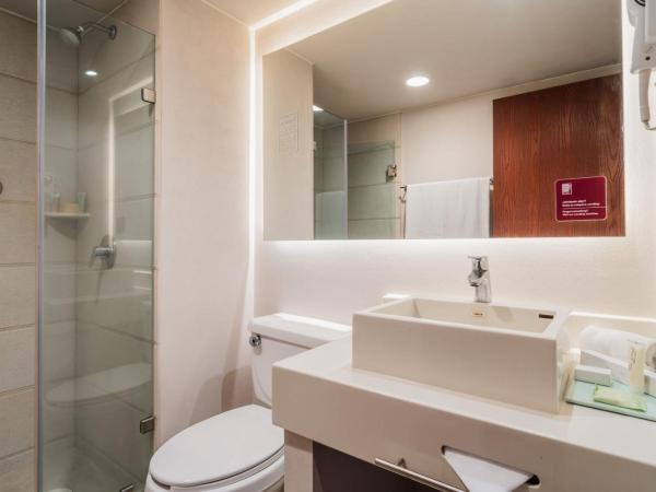 City Express Suites by Marriott Queretaro : photo 4 de la chambre suite junior lit king-size avec canapé-lit