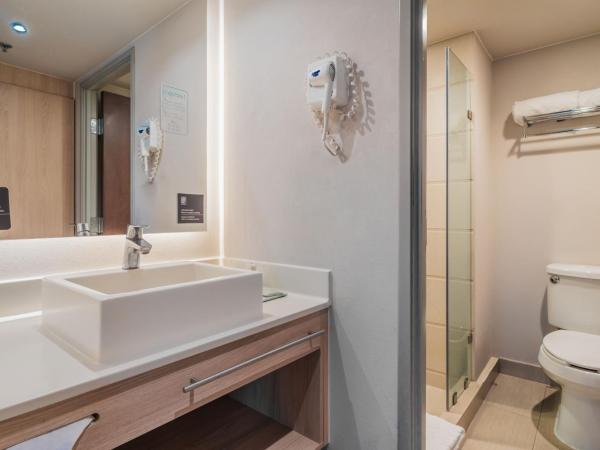 City Express Suites by Marriott Queretaro : photo 10 de la chambre two-bedroom suite with one king and two double beds with sofa bed and kitchenette