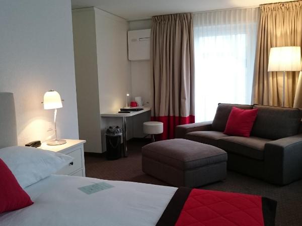 Touring au Lac : photo 2 de la chambre hébergement lit queen-size confort supérieur côté ville