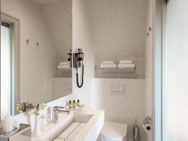 Hotel Aragon : photo 4 de la chambre chambre supérieure mansardée