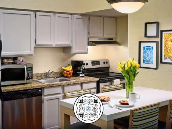 Sonesta Simply Suites Memphis East Poplar Pike : photo 2 de la chambre two bedroom suite king + queen mobility accessible tub