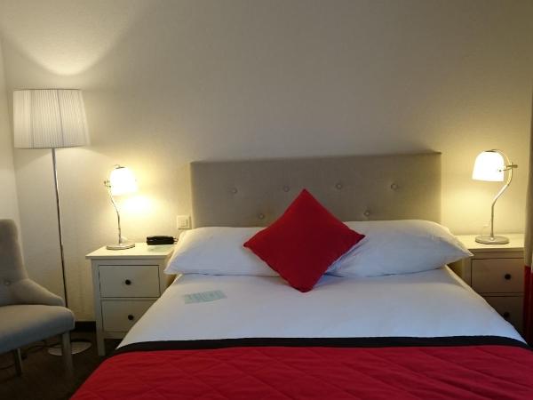 Touring au Lac : photo 1 de la chambre hébergement lit queen-size confort - côté toit