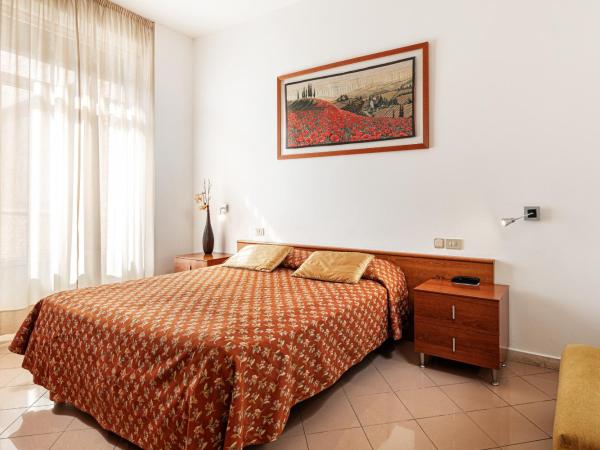 Hotel Minerva : photo 4 de la chambre chambre triple supérieure - vue sur ville